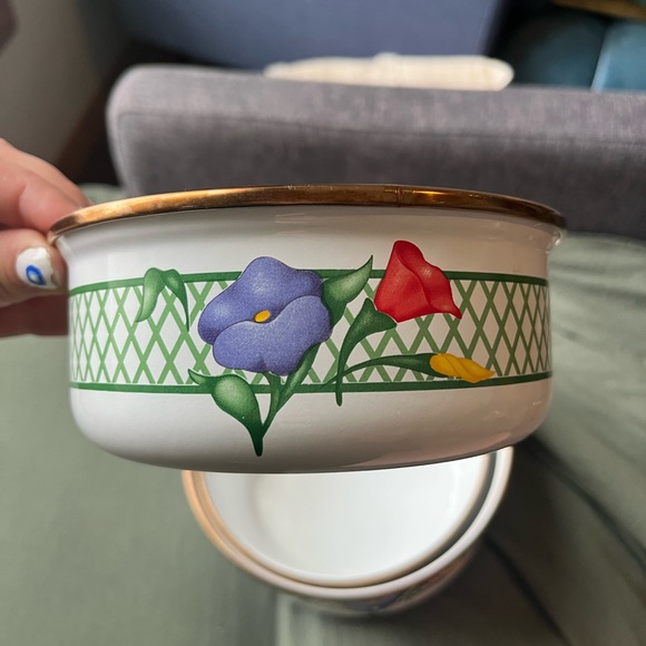 Vintage 80s Set of Regency Club Nesting Mixing Bowls White Enamelware w Flowers - Picture 4 of 7